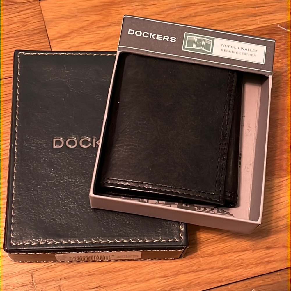 NWT Dockers Black Trifold Wallet